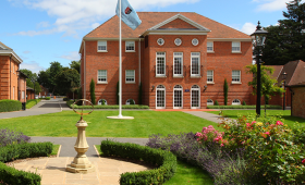 Entrevista con un representante de TASIS Inglaterra, una escuela estadounidense a las afueras de Londres1742827989